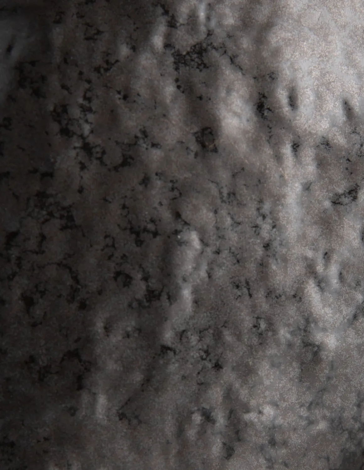 Lina vaas H21cm in de kleur Zwart - COCOmaison