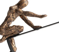 Pushing beeld (H33cm) in de kleur Goud - COCOmaison