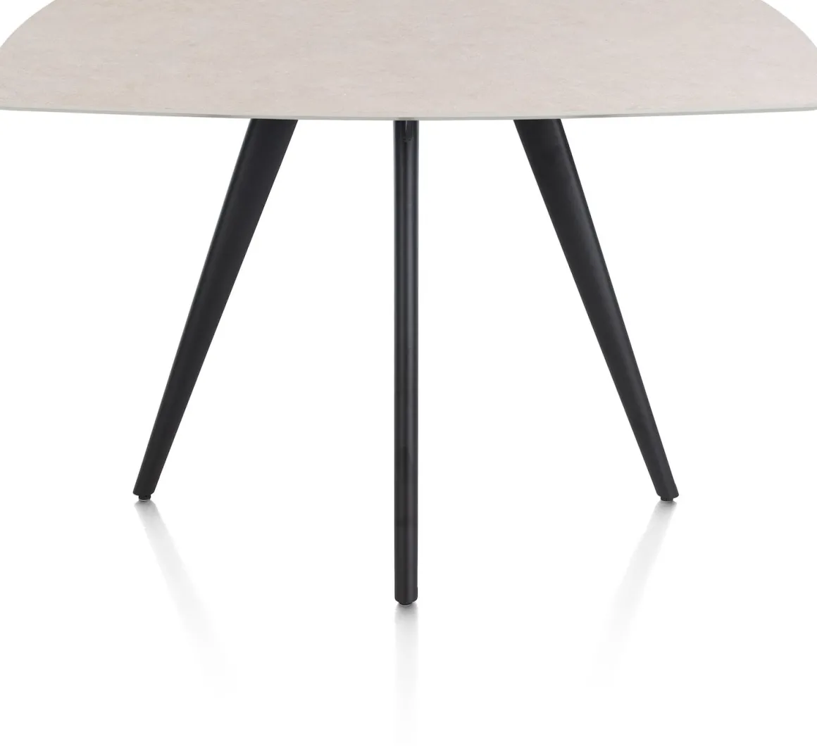 Saluti, BARTAFEL OVAAL 150 X 105 CM. - 4-POOTJES - ROUGH OFF BLACK - Light sand