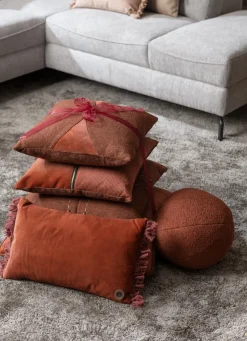 Timeless Avery kussen 50x50cm in de kleur Koper - COCOmaison