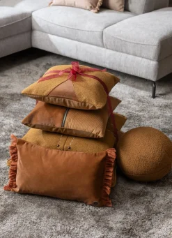 Timeless Avery kussen 50x50cm in de kleur Geel - COCOmaison