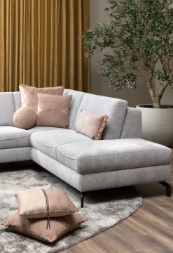 Timeless Avery kussen 50x50cm in de kleur Camel - COCOmaison