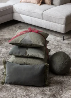 Timeless Mila kussen 30x50cm in de kleur Olijf - COCOmaison