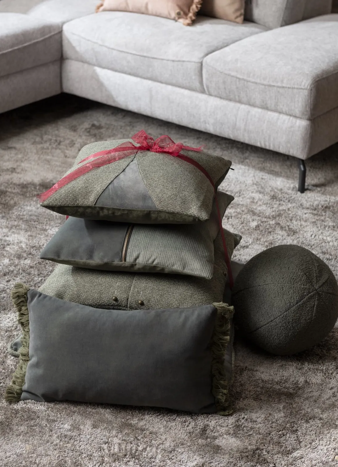 Timeless Mila kussen 30x50cm in de kleur Olijf - COCOmaison